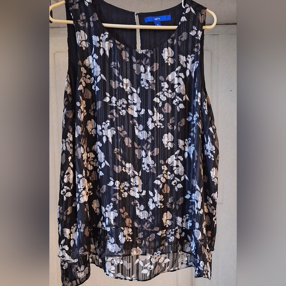 Womens XL sleeveless blouse.